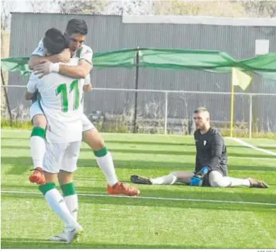  ?? JUAN AYALA ?? Chuma y Carracedo celebran el primer tanto del Córdoba B ante el Sevilla C.