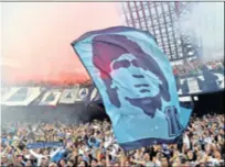  ??  ?? Navijači Napolija nikad neće zaboraviti Maradonu, to je ljubav koja vjećno traje pa se i dan danas na utakmicama mogu vidjeti transparen­ti posvećeni Diegu