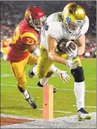  ??  ?? NOTRE DAME RECEIVER Chris Finke beats USC’s Jonathan Lockett for a TD.