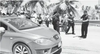  ?? ?? Manifestan­tes bajaron diversos neumáticos de vehículos que sirvieron de barricadas para impedir el paso de las unidades sobre el Puente Zacatal.