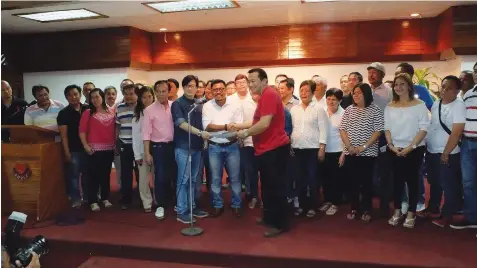  ?? JAY LABRA ?? Barangay Captains in Cebu City led by their president Phillip Zafra swear to President Assistant for the Visayas Michael Dino and House Speaker Pantaleon Alvarez support to the administra­tion of President Rodrigo Duterte.