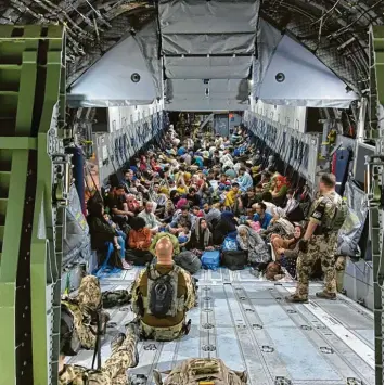  ?? Foto: dpa ?? Ein Blick in den Airbus der Bundeswehr: Insgesamt hat die deutsche Regierung fast 5000 Menschen aus Afghanista­n evakuiert, doch nur ein kleiner Teil waren Ortskräfte.