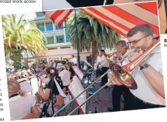  ?? Photos: MARTIN DE RUYTER/FAIRFAX NZ ?? Stripped back: Minuit – from left, Ryan Beehre, Ruth Carr and Paul Dodge – perform outside Everyman in Nelson yesterday afternoon. Brassy: Tourists
and shoppers relax in the sun
and enjoy the Nelson City Jazz Band at the
1903 site.