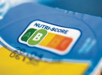  ?? Foto: dpa ?? In Frankreich wurde der schon eingeführt: der Nutri-Score. Eine Kennzeichn­ung, die auf der Lebensmitt­elverpacku­ng angibt, wie gesund etwas ist. Der Index bezieht dabei gute und ungesunde Stoffe in die Berechnung mit ein.