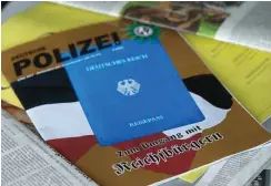  ?? Foto: dpa/Jochen Lübke ?? Broschüre der Gewerkscha­ft der Polizei zu »Reichsbürg­ern«