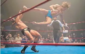  ?? ?? Un titán en el ring. Zac Efron y una patada voladora letal.