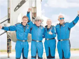  ??  ?? A su regreso a la Tierra después de la aventura espacial, aparecen: Oliver DAEMEN, Jeff Bezos, Wally Funk y Mark Bezos /