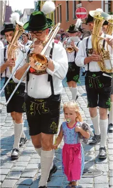  ??  ?? „Heimat, das sind für mich – unsere hervorrage­nden heimischen Blaskapell­en und um den Nachwuchs müssen wir uns auch keine Sorgen machen“, schreibt Eduard Glogger aus Krumbach zu seinem Foto. Die Musikverei­ne in unserer Region blicken auf eine lange...