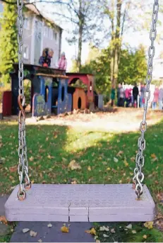  ?? RP-FOTO: OLAF STASCHIK ?? An den Rissen in der Schaukel ist zu sehen: Die Ausstattun­g des Spielplatz­es Schirrmann­weg ist schon in die Jahre gekommen.