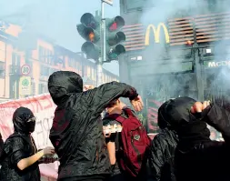  ?? (foto LaPresse) ?? Tensione Il lancio di uova contro le vetrine di McDonald’s