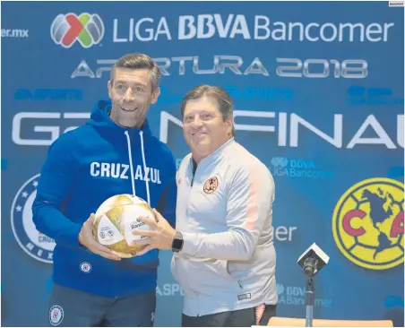  ?? MEXSPORT ?? LOS ESTRATEGAS. Pedro Caixinha y Miguel Herrera durante el día de medios previo a la Final de la Liga MX, entre Cruz Azul y América.