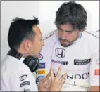  ??  ?? Hasegawa habla con Alonso.