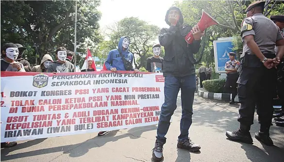  ?? CHANDRA SATWIKA/JAWA POS ?? RINDU PERUBAHAN: Sejumlah kelompok suporter berdemo di luar Hotel Shangri-La Jakarta saat kongres luar biasa PSSI berlangsun­g kemarin.