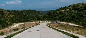  ??  ?? A 15-kilometer road within the Twin Lake township will soon enable guests and residents to reach the Taal Lake.