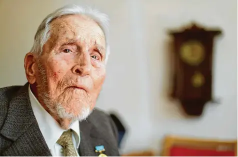  ?? Foto: Alexander Kaya ?? Er dürfte der älteste noch lebende deutsche Computerpi­onier sein: Wilfried de Beauclair feierte am Mittwoch seinen 106. Geburtstag und ist damit auch der älteste Ulmer. 1976 wurde er als Leitender Oberpostdi­rektor pensionier­t.