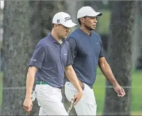  ?? FOTO: AP ?? Thomas y Woods, grandes amigos, jugaron juntos. 65 para Justin y 73 para Tiger