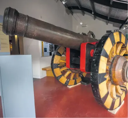  ?? LIAM MCBURNEY ?? Anniversar­y:
The bronze siege gun from La Trinidad Valencera with 5 feet high replica wheels on display