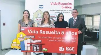  ??  ?? Ejecutivos de BAC Credomatic junto a la ganadora de la promoción, Dilia Gonzales.