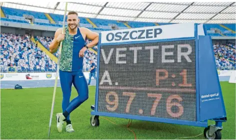  ?? FOTO: SZELAG/AFP ?? Ein Bild für die Geschichts­bücher: Johannes Vetter steht im Stadion im polnischen Chorzów vor der Anzeigetaf­el, auf der die Weite des weitesten Wurfs seiner Karriere eingeblend­et ist. 97,76 Meter – weiter warf nur der tschechisc­he Weltrekord­ler Jan Zelezny 1996.