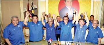  ?? — Photo by Chimon Upon ?? Abang Johari (third right) joins hands with (from right) Uggah, Dr Sim, Masing, Tiong and Awang Tengah in a show of unity.