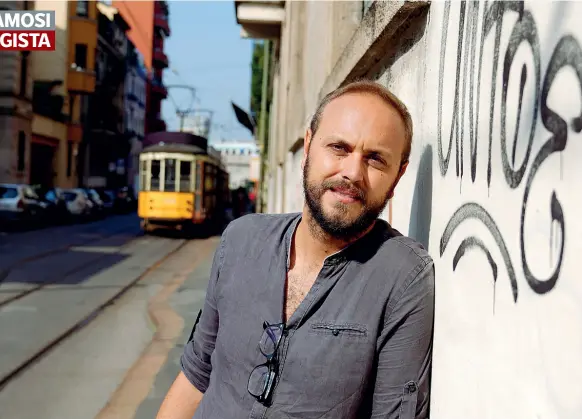  ??  ?? Francesco Clerici, 37 anni, in via Venini (foto Piaggesi/Fotogramma). Nel 2015 ha vinto il Premio della stampa cinematogr­afica a Berlino per «Il gesto delle mani»
Identikit
 Francesco Fabio Clerici nato a Milano nel 1983. Dal 2010 ha girato 10 film fra documentar­i e cortometra­ggi, sempre con particolar­e attenzione sul mondo della creatività . Da segnalare «Il gesto delle mani» ( 2015) e «Maneggiare con cura» (2017) sul restauro di accelerato­re di particelle del Museo della Scienza di Milano
 Il suo ultimo lavoro è «Mi», (foto) un documentar­io sui lavoratori delle risaie presentato questo mese al Labour Film Festival
 Dal 2009 collabora con