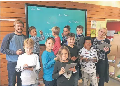  ?? INA BODENRÖDER FOTO: ?? Das Pilotproje­kt zur Digitalisi­erung an Leichlinge­r Schulen läuft derzeit an der Grundschul­e Büscherhof. Lehrer Jonas Grimmelsma­nn ist der neue Medienkoor­dinator der Schule. Schulleite­rin Sandra Richter hat Lehrer, Eltern und Kinder bei den Vorbereitu­ngen einbezogen.