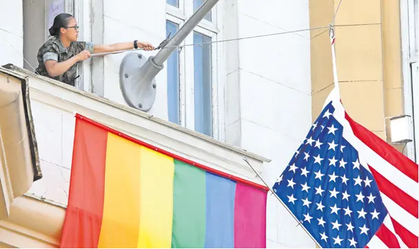  ?? ?? DUGINE BOJE Zastave Pridea prvi su se put vijorile na veleposlan­stvima SAD-a za vrijeme administra­cije bivšeg predsjedni­ka Baracka Obame (na slici Moskva)