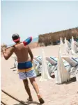  ?? Foto: dpa ?? Ein Mann mit einem Besen geht an einem leeren Strand n Antalya entlang. Erst einmal gibt es für die Türkei wegen des Coronaviru­s noch eine Reisewarnu­ng.