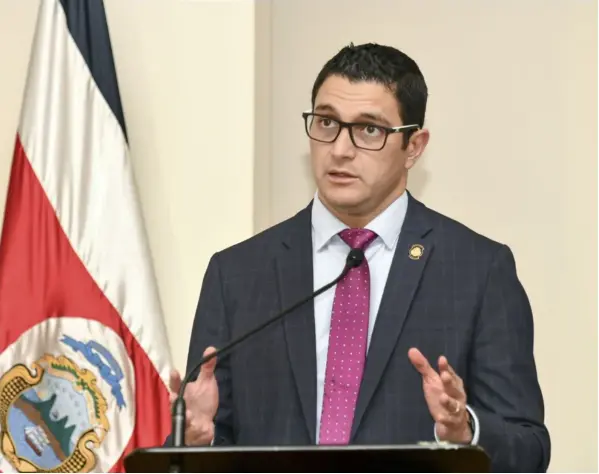  ?? JorgE CASTiLLo ?? Daniel Salas Peraza asumió el Ministerio de Salud en noviembre de 2018. En esa cartera desarrolló su carrera como médico.