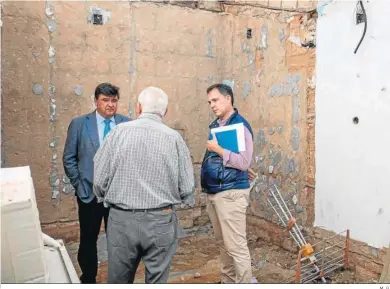  ?? M. G. ?? Gabriel Cruz, alcalde y candidato socialista, durante una de las rehabilita­ciones de viviendas en Huelva.