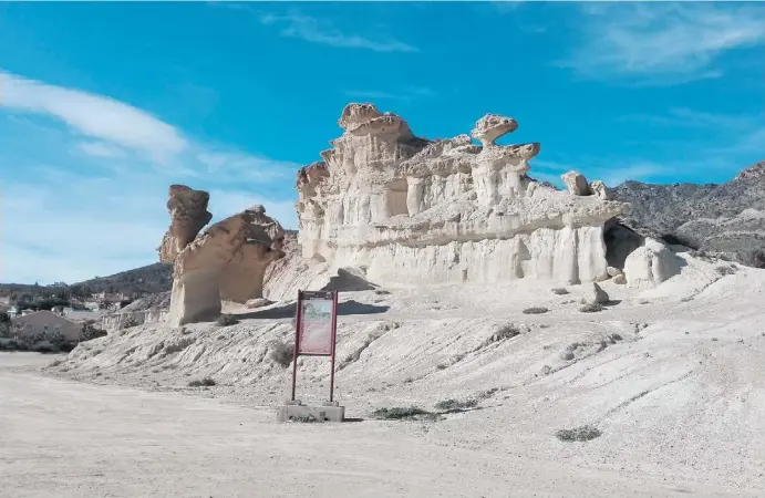  ?? Foto: Sandra Gyurasits ?? Die bizarren Felsformat­ionen in Bolnuevo an der Küste von Murcia: Startpunkt für eine der schönsten Wanderunge­n Spaniens.