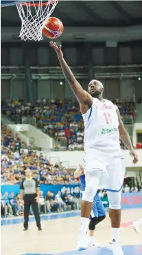  ?? APFOTO FROM FIBA.COM ?? SOLID NUMBERS. Andray Blatche had another solid night for Gilas Pilipinas, finishing with 13 points while banging bodies with Spencer Davis III, the naturalize­d player of Chinese Taipei.