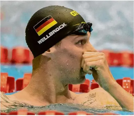  ?? Foto: Jo Kleindl/dpa ?? Florian Wellbrock fasst sich an die Nase. Die Umgewöhnun­g vom Freiwasser aufs Becken fällt auch einem Olympiasie­ger nicht ganz einfach.