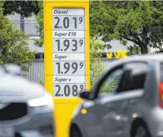  ?? FOTO: DANIEL REINHARDT/DPA ?? Preistafel einer Hamburger Tankstelle am Dienstag: Wer sparen will, sollte abends tanken.