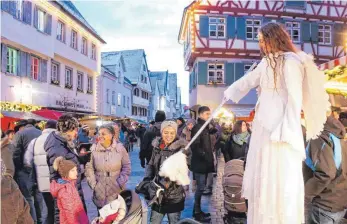  ?? FOTO: THOMAS WARNACK ?? Von hoch oben blickte der Engel auf Kinder und Eltern herunter.