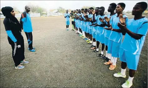  ?? ASHRAF SHAZLY / AFP ?? Salma al-Majidi en una sesión de entrenamie­nto del Al-Ahly, el equipo que dirige en la ciudad sudanesa de Al-Gadaref