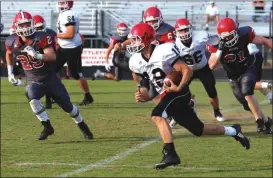  ?? LARRY GREESON / For the Calhoun TImes ?? Sonoravill­e’s Tristan Key (center) turns the corner on a carry for the Phoenix team during Monday’s Spring Game.