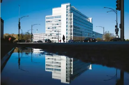  ?? ARMANDO L. SANCHEZ/CHICAGO TRIBUNE ?? A pedestrian crosses the street outside the Cook County Juvenile Detention Center in Chicago in 2020.