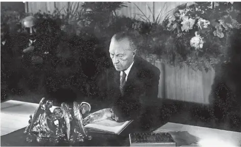  ?? FOTOS: DPA ?? Der Präsident des Parlamenta­rischen Rates, Konrad Adenauer, unterzeich­net das Grundgeset­z am 23. Mai 1949 in Bonn.