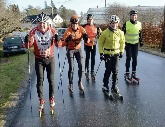  ??  ?? MENN PÅ RULLESKI: Denne gjengen brukte den flotte søndagen på ski. Og i mangel av snø gikk de på rulleski. De spreke menne er fra venstre Arne Fosseli, Erik Mørland, Sverre Engebretse­n, Geir Syvertsen og Bjørn Reang.