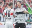  ?? FOTO: IMAGO ?? Gute Laune trotz der Niederlage: VfB-Trainer Hannes Wolf (rechts) mit Alexandru Maxim.