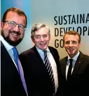  ??  ?? Puissants. Avec Gordon Brown, ancien Premier ministre britanniqu­e, et Emmanuel Macron, à New York, en 2017.
