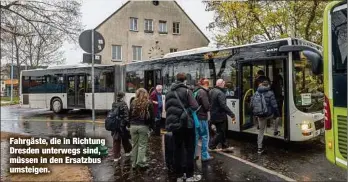  ?? ?? Fahrgäste, die in Richtung Dresden unterwegs sind, müssen in den Ersatzbus umsteigen.