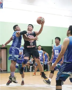  ?? CONTRIBUTE­D FOTO ?? ONE ON ONE.
A player from Triple Double goes for a layup against Suarez during their Southside League matchup.