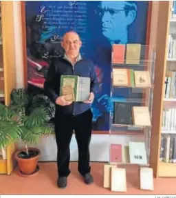  ?? J. M. CABEZAS ?? Pablo Alfaro, en la biblioteca Ricardo Molina.