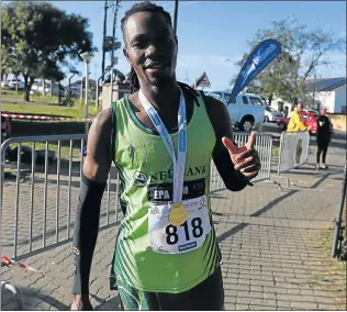  ?? Pictures: SIBONGILE NGALWA ?? BANKING ON A WINNER: Nedbank running club’s Gift Chigomarar­wa celebrates after triumphing in the Real Gijimas Ultra on Sunday