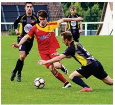  ??  ?? L’une des rares percées du FCSN dans la défense d’Evreux, menée par Antoine Prevost face Jérôme Larconnier..L’une des rares percées du FCSN dans la défense d’Evreux, menée par Antoine Prevost face Jérôme Larconnier..