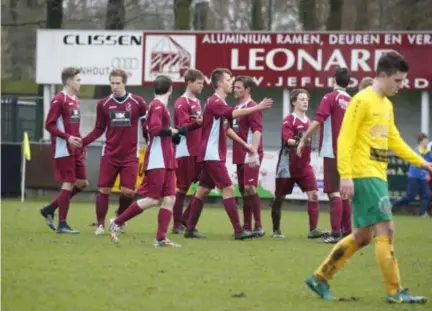  ?? FOTO KOEN FASSEUR ?? De spelers van Wuustwezel juichen na de zege tegen Linda Olen.