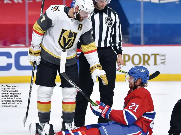  ?? PHOTO MARTIN CHEVALIER ?? Eric Staal a souri quand Alex Pietrangel­o des Golden Knights lui a offert son aide pour l’aider à se relever lors du match vendredi soir.