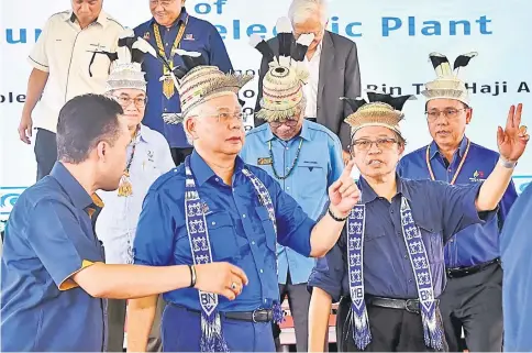  ?? — Bernama photo ?? Najib (second left) at the handing over ceremony of the Bakun Hydroelect­ric Plant (HEP) from the federal government to the state government in Belaga yesterday. Also present is chief minister Datuk Patinggi Abang Johari Tun Openg.